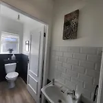 Дом отдыха Luxurious 4-bed House In Town *