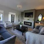 Luxurious 4-bed House In Town Дом отдыха