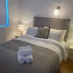 Дом отдыха Luxurious 4-bed House In Town