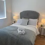 Luxurious 4-bed House In Town Дом отдыха *