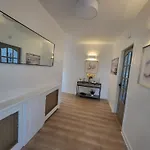 Дом отдыха Luxurious 4-bed House In Town Типперэри