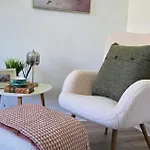 Дом отдыха Luxurious 4-bed House In Town