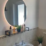 Luxurious 4-bed House In Town Дом отдыха *