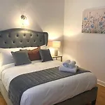 Luxurious 4-bed House In Town Дом отдыха