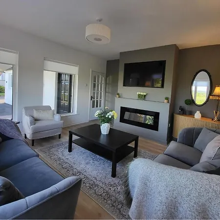Luxurious 4-bed House In Town בית נופש