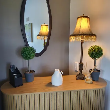 Дом отдыха Luxurious 4-bed House In Town