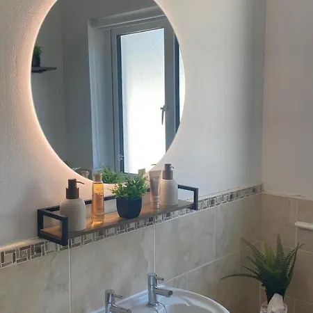Luxurious 4-bed House In Town Casa vacanze *