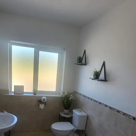 Luxurious 4-bed House In Town *