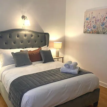 Luxurious 4-bed House In Town Σπίτι διακοπών
