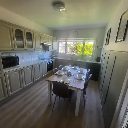 Luxurious 4-bed House In Town *